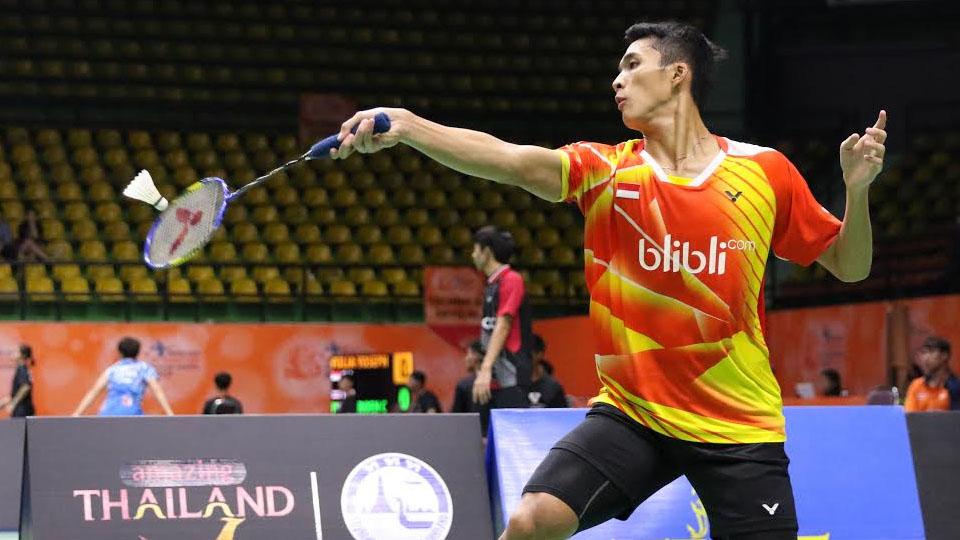 Jonatan Christie ketika berusaha untuk mengembalikan cock lawan.